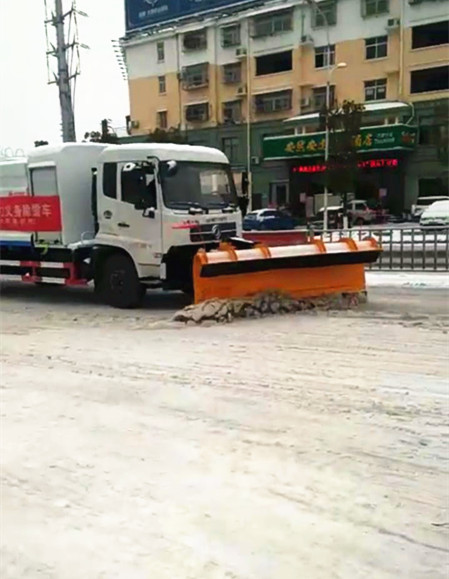 消防車(chē)廠家員工義務(wù)除雪 微信圖片_20180126095156.jpg